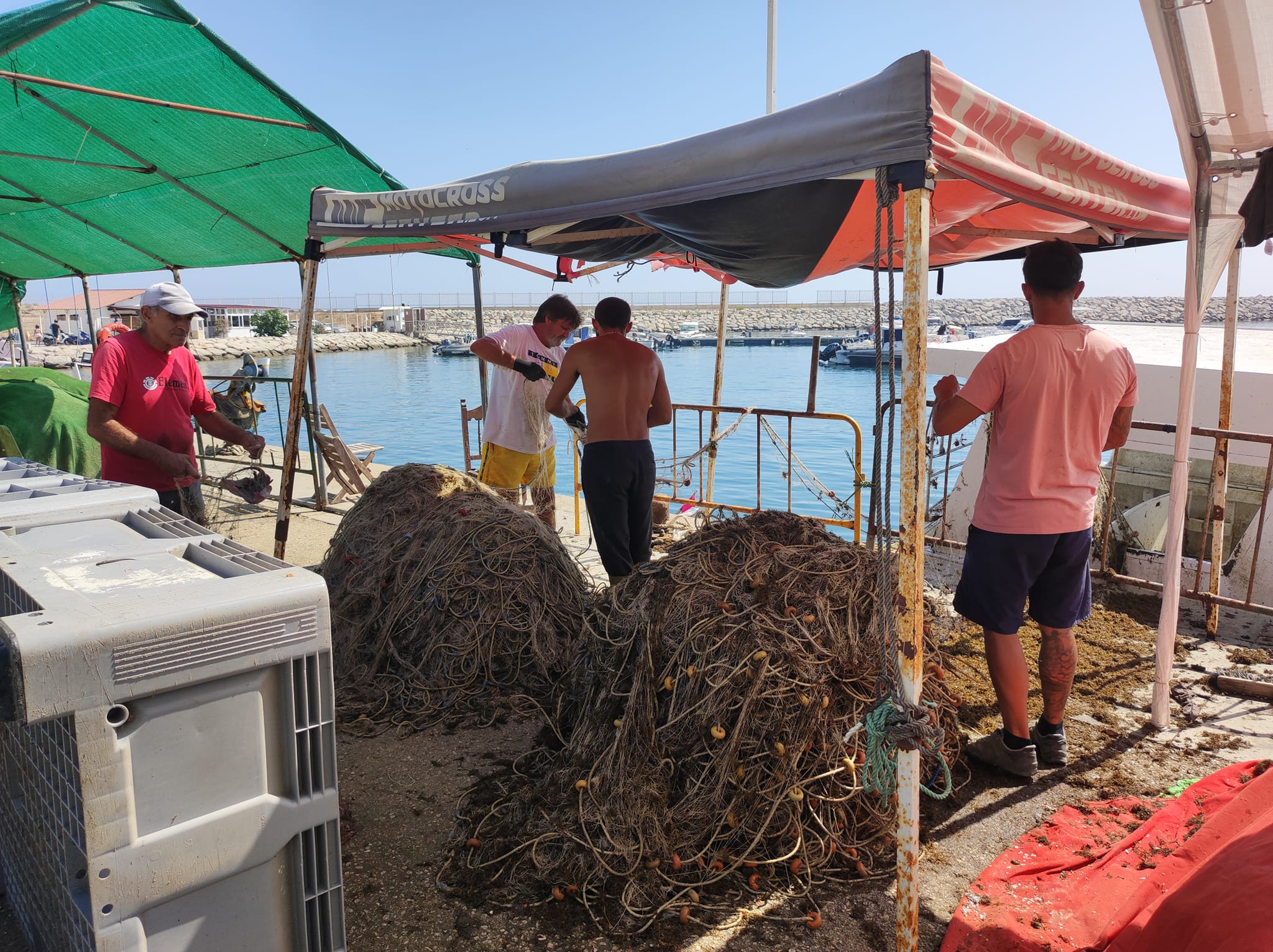 Pescadores, en el puerto de La Atunara. Foto: S.D/8Directo.