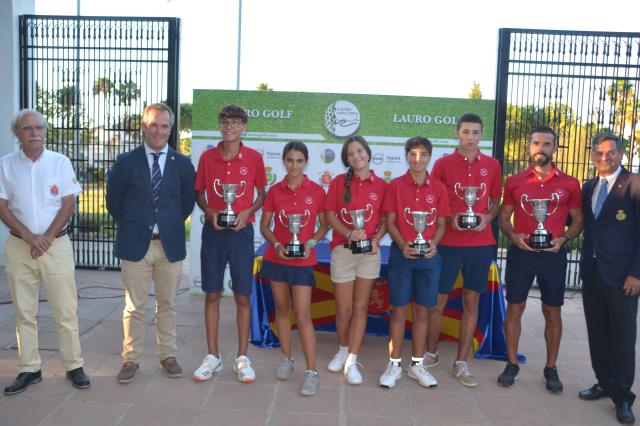 Los componentes del CG Escorpión posan con sus trofeos de campeones de España infantil
