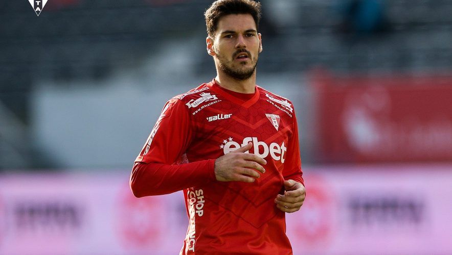 Stefan Milošević, con la camiseta del UTA Arad rumano, es el nuevo delantero para el equipo del 'Nuevo Mirador'
