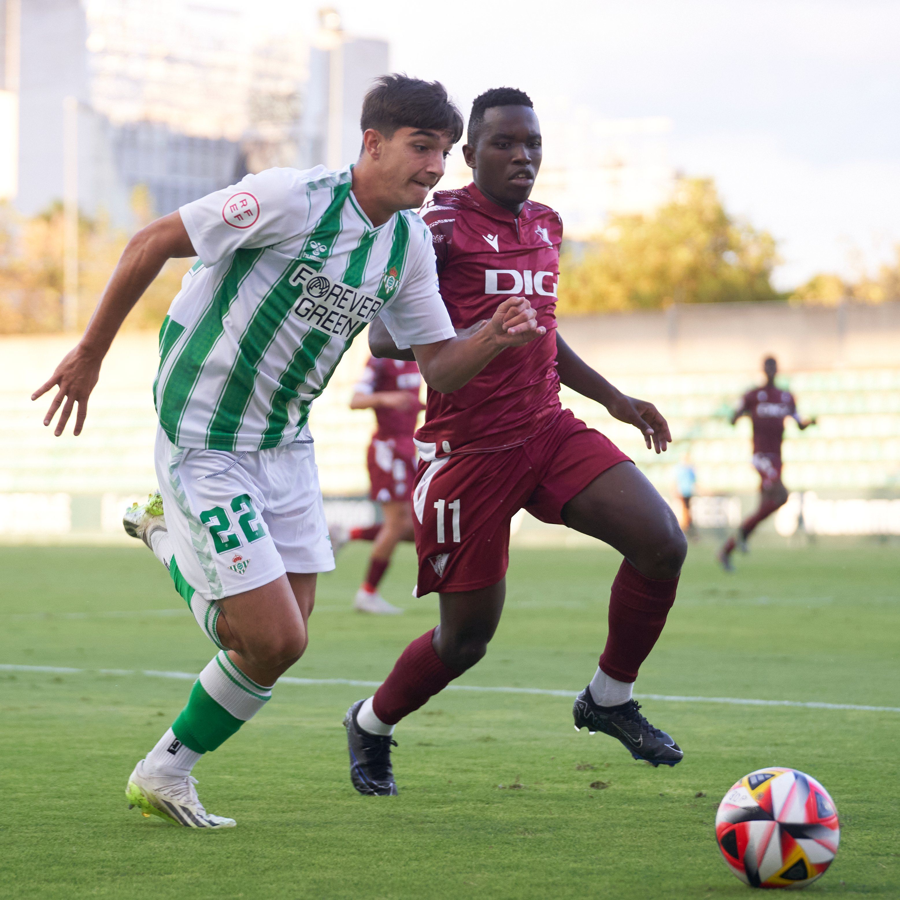 Un lance del encuentro entre el Betis Deportivo y el Cádiz CF Mirandilla