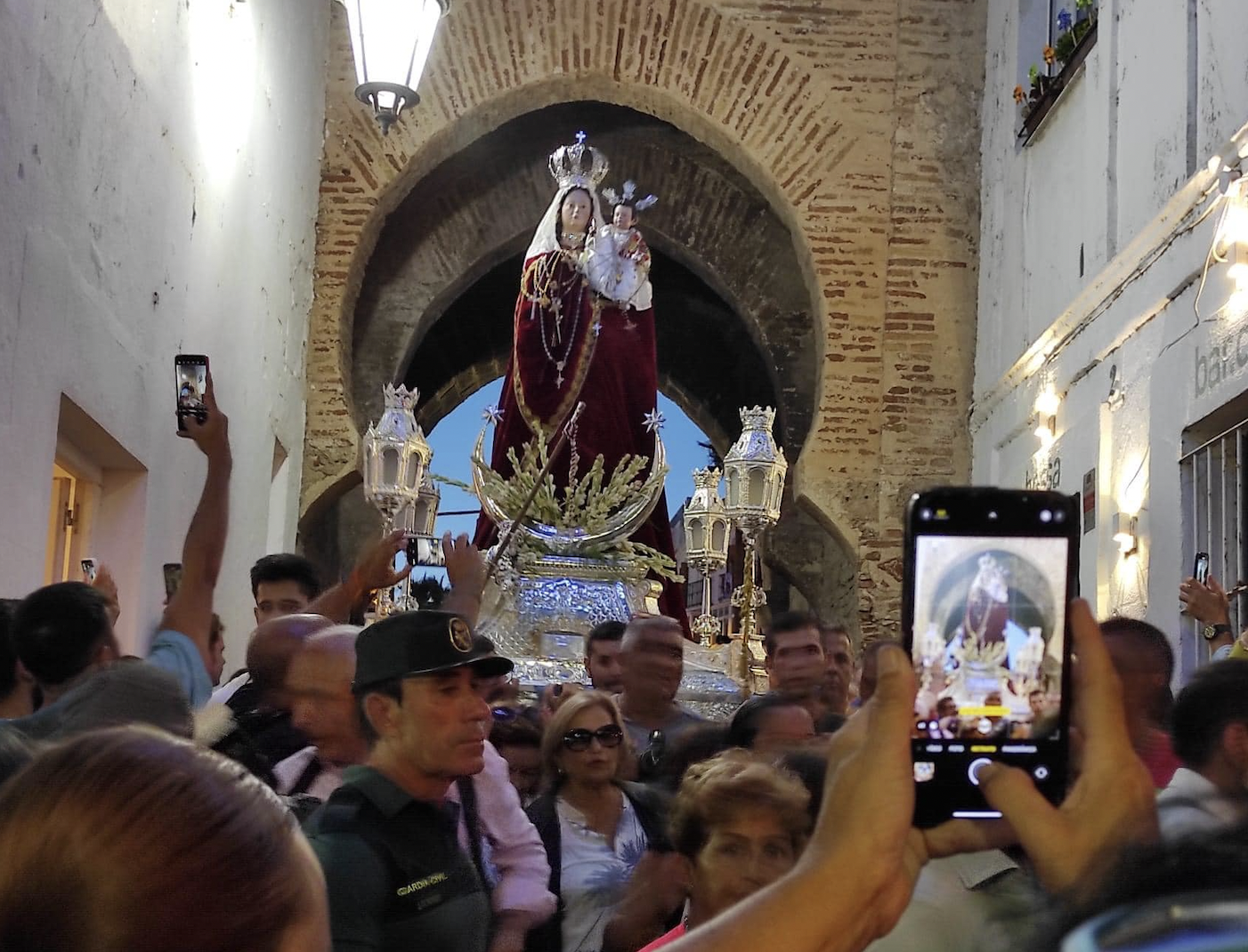 Cientos de fieles acompañan a la Virgen de la Luz en Tarifa en su día grande