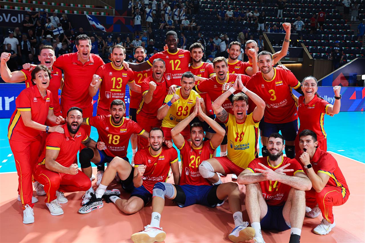 España gana a Finlandia (3-1) con 18 puntos de Andrés Villena y sigue 'viva' en el Europeo