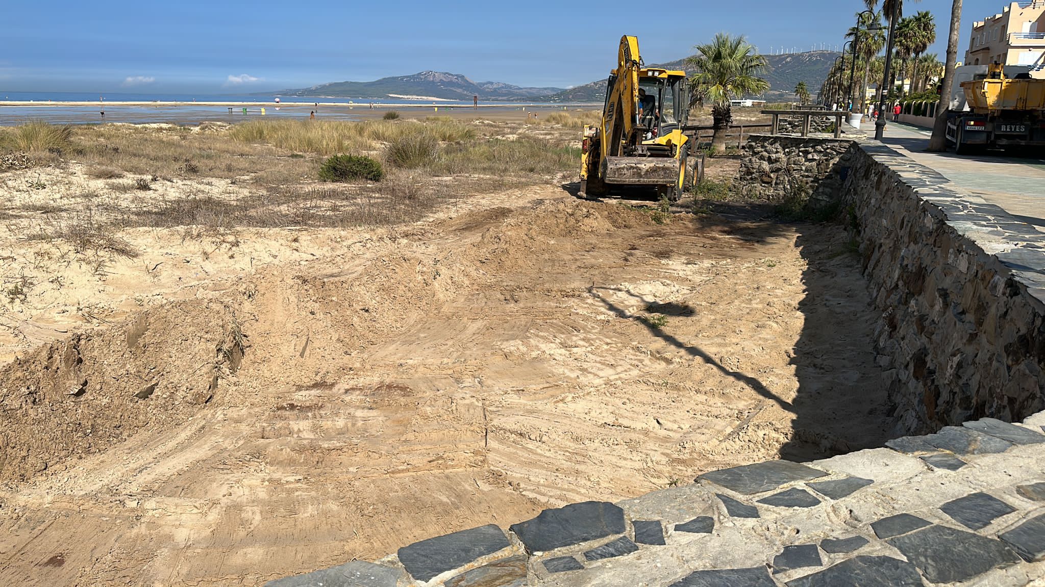 El Ayuntamiento de Tarifa limpia el vertido de aguas negras de la playa de Los Lances, en archivo.