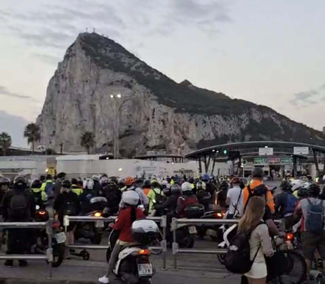 Ascteg reclama "diálogo" para poner fin al "lapsus de relaciones tóxico" entre España y Gibraltar. En esta imagen, colas este lunes en el paso fronterizo con Gibraltar.