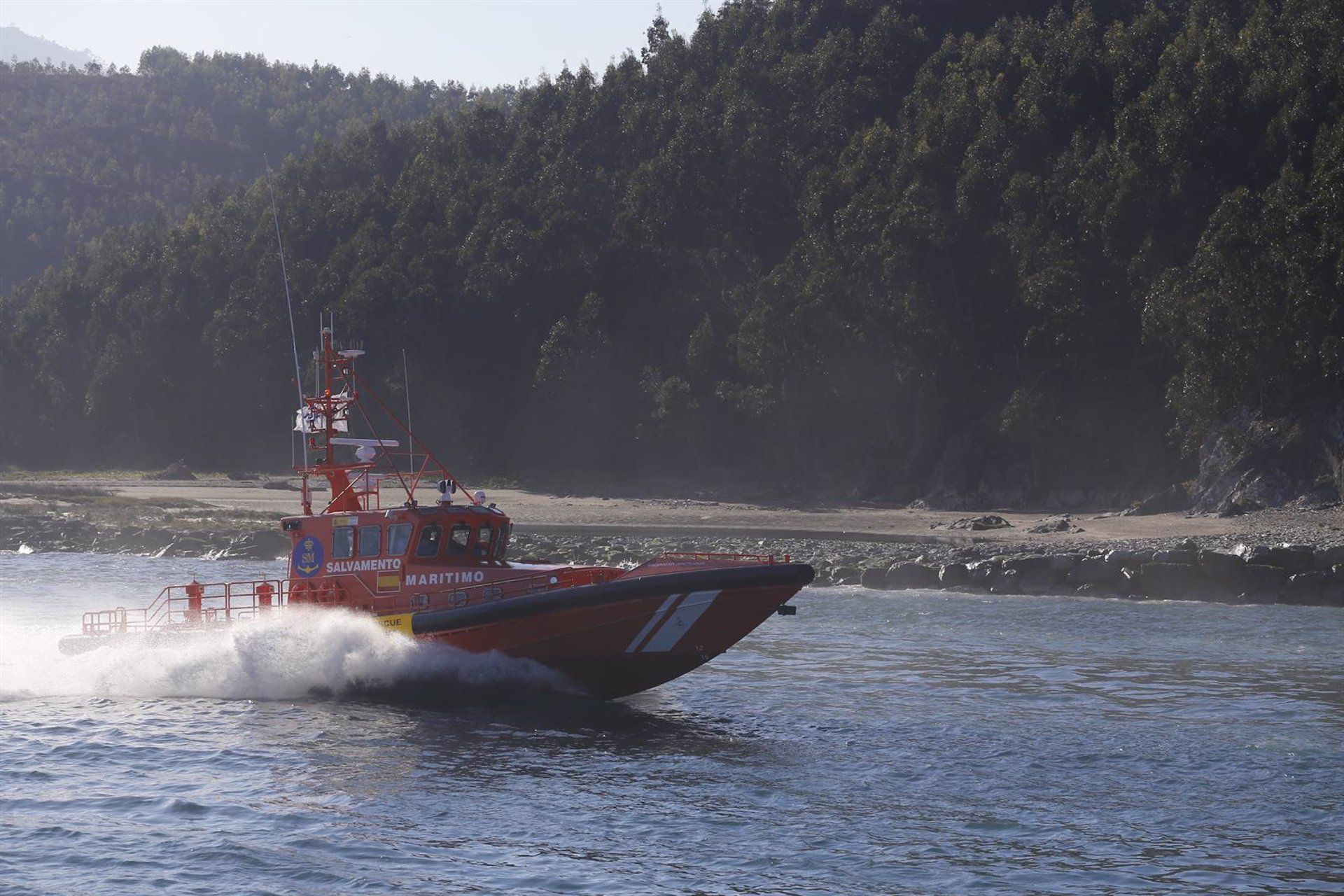 Salvamento Marítimo. Rescatados tres varones que navegaban en una 'toy' a 16 millas al oeste de Tarifa.