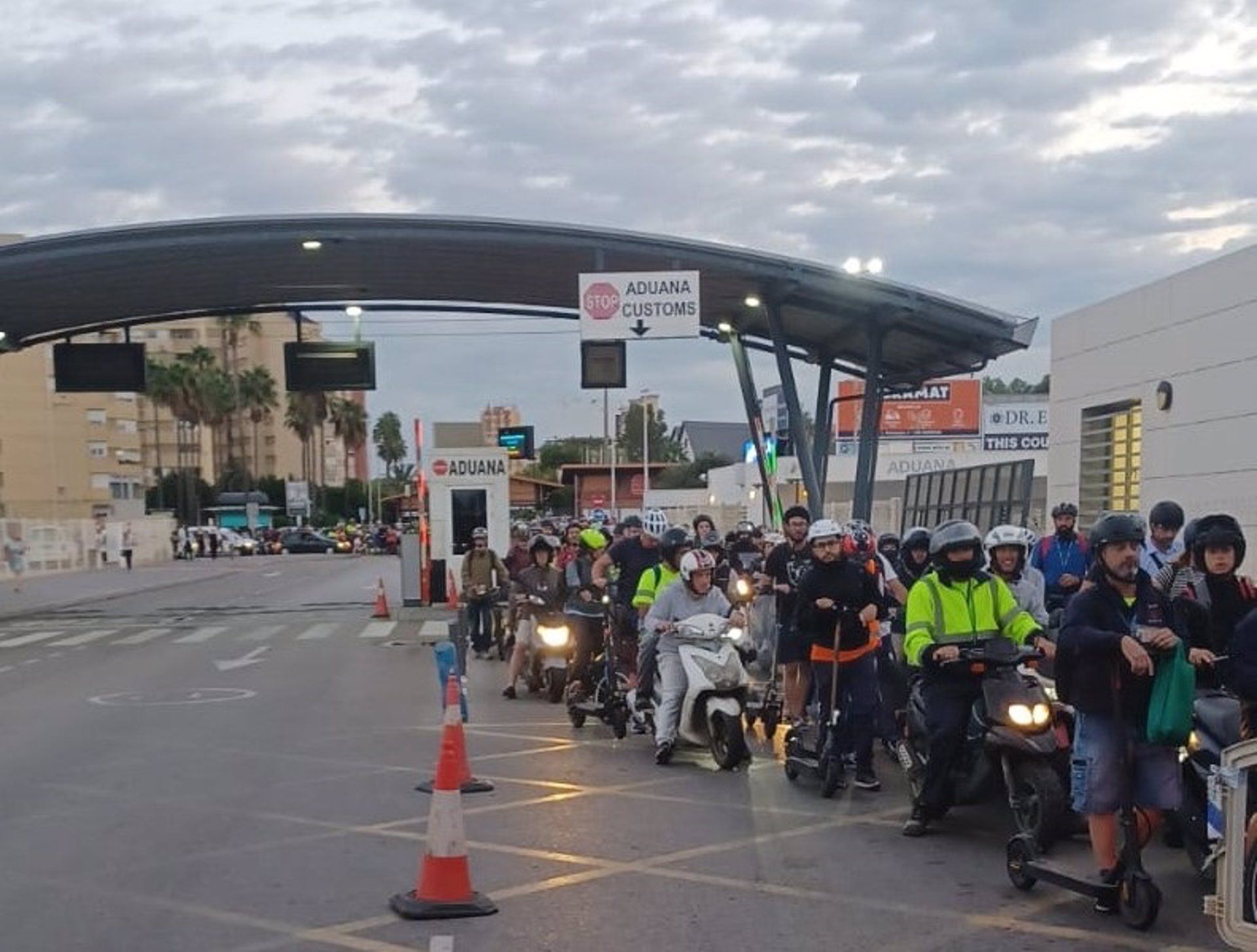 Gibraltar culpa a España por las colas en la Verja tras imponer cambios "sin la debida consulta previa". Colas en la Verja de Gibraltar este lunes 4 de septiembre. - EUROPA PRESS.