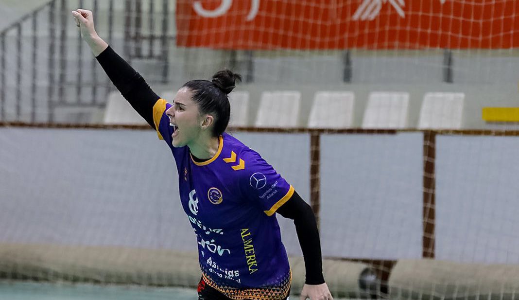La algecireña Paula Valdivia celebra un gol con el BMC Motive.co Gijón