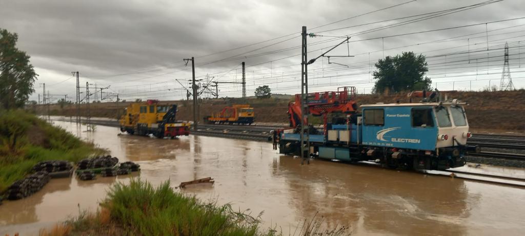 El puerto de Algeciras envía la mercancía por carretera debido a las inundaciones de las vías por la DANA. FOTO: Vía ferroviaria de Adif afectada por la DANA.