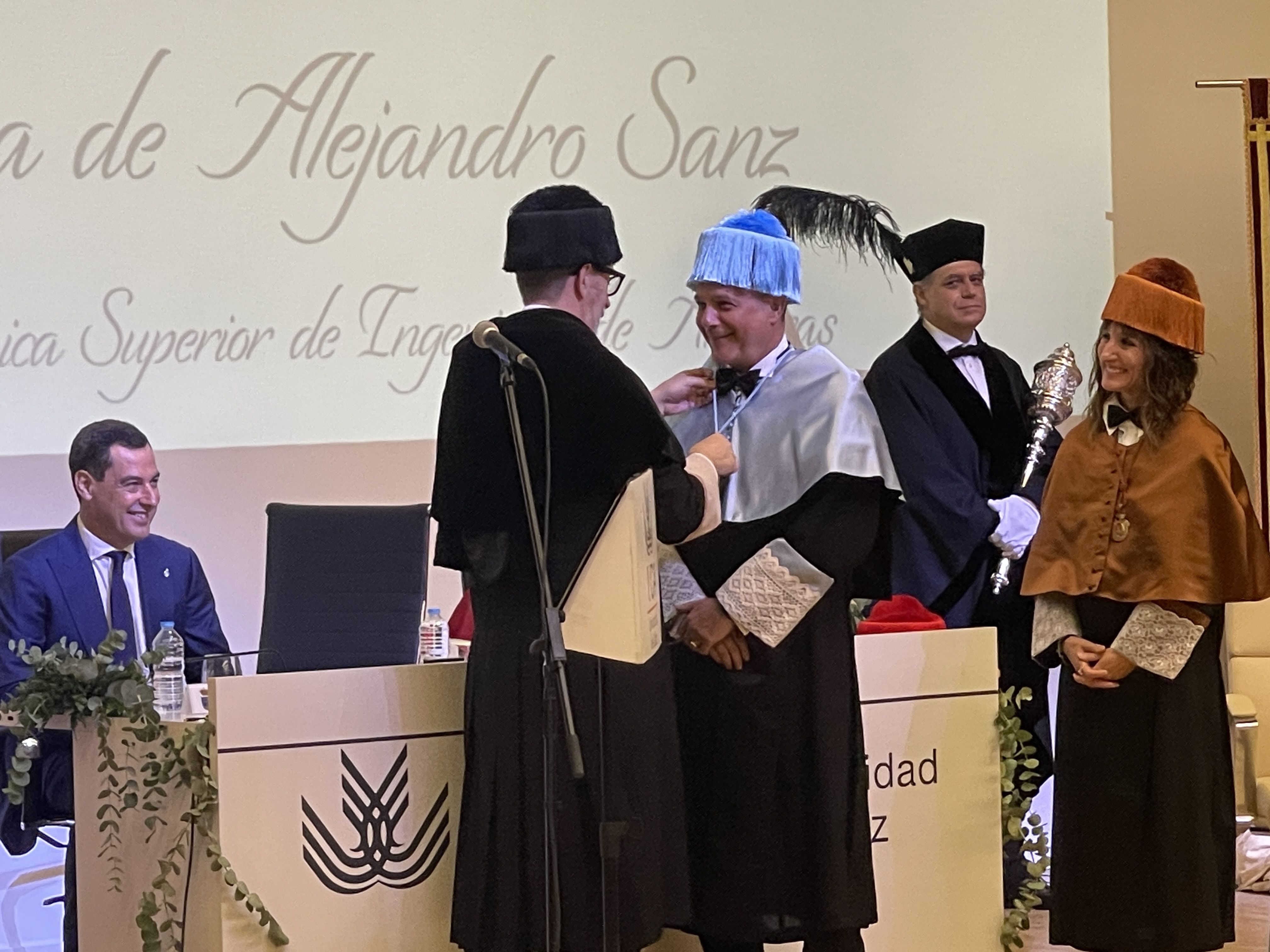 Alejandro Sanz, en el momento en el que es investido doctor Honoris Causa por la Universidad de Cádiz. Foto: Sofía Furse/8 Directo.
