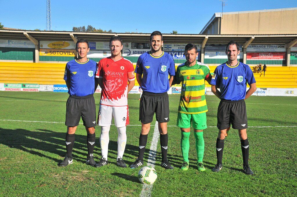 El colegiado sevillano Expósito Jaramillo, con Antonio Cintas y Chupi en el UD Los Barrios-CD San Roque de la 16/17 jugado en el ahora 'Carlos Piña' barreño/Foto: Axel S.C.