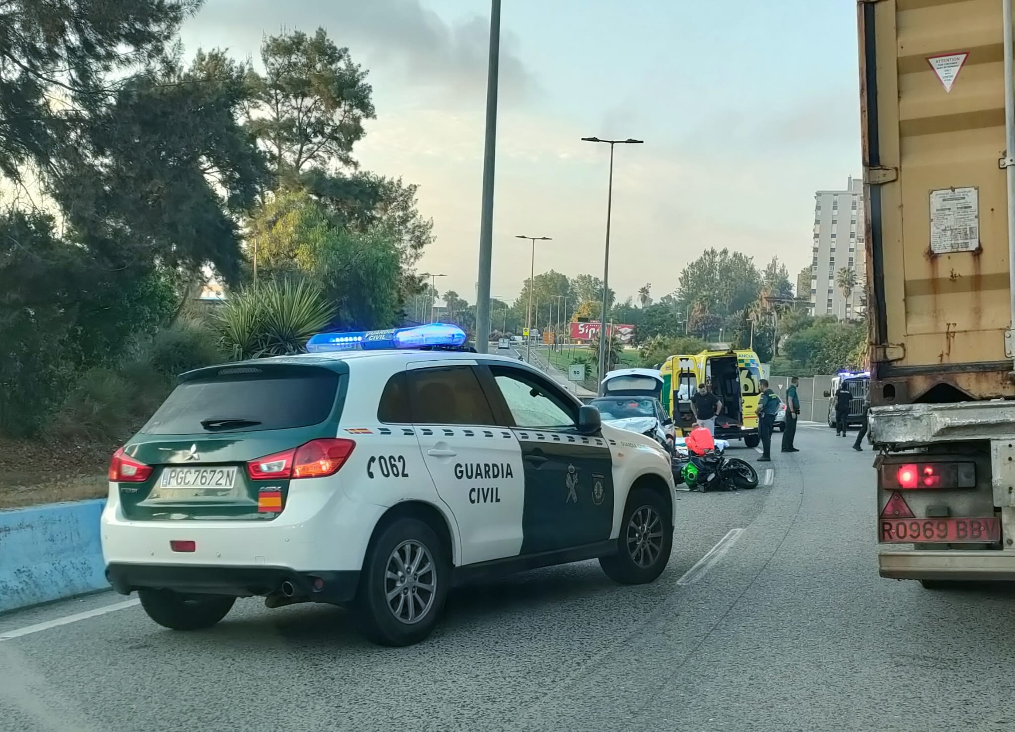 Un motorista, herido en un accidente en la carretera del acceso norte al Puerto