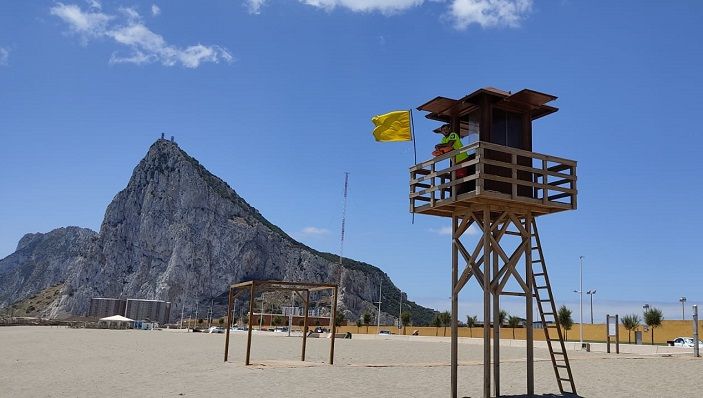 Imagen de una playa de La Línea con bandera amarilla. Imagen de archivo. 