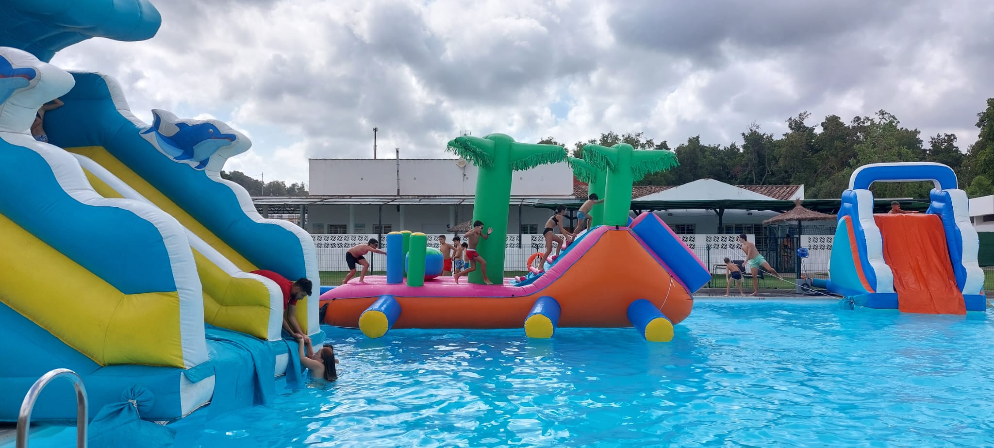 Los pequeños de Castellar se despiden a lo grande del verano con la fiesta acuática de la piscina. 