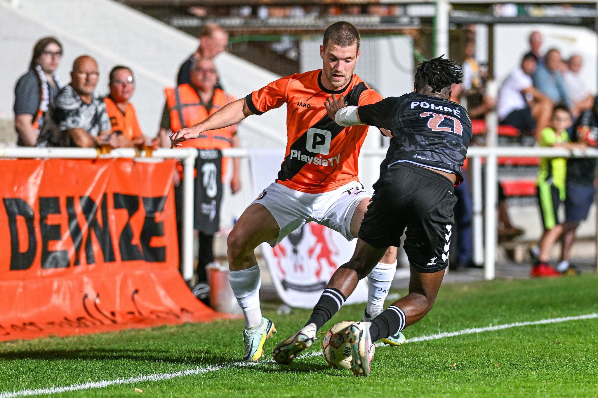 Gonzalo Almenara trata de frenar el avance de Pompé, jugador del Royal Olympic Charleroi