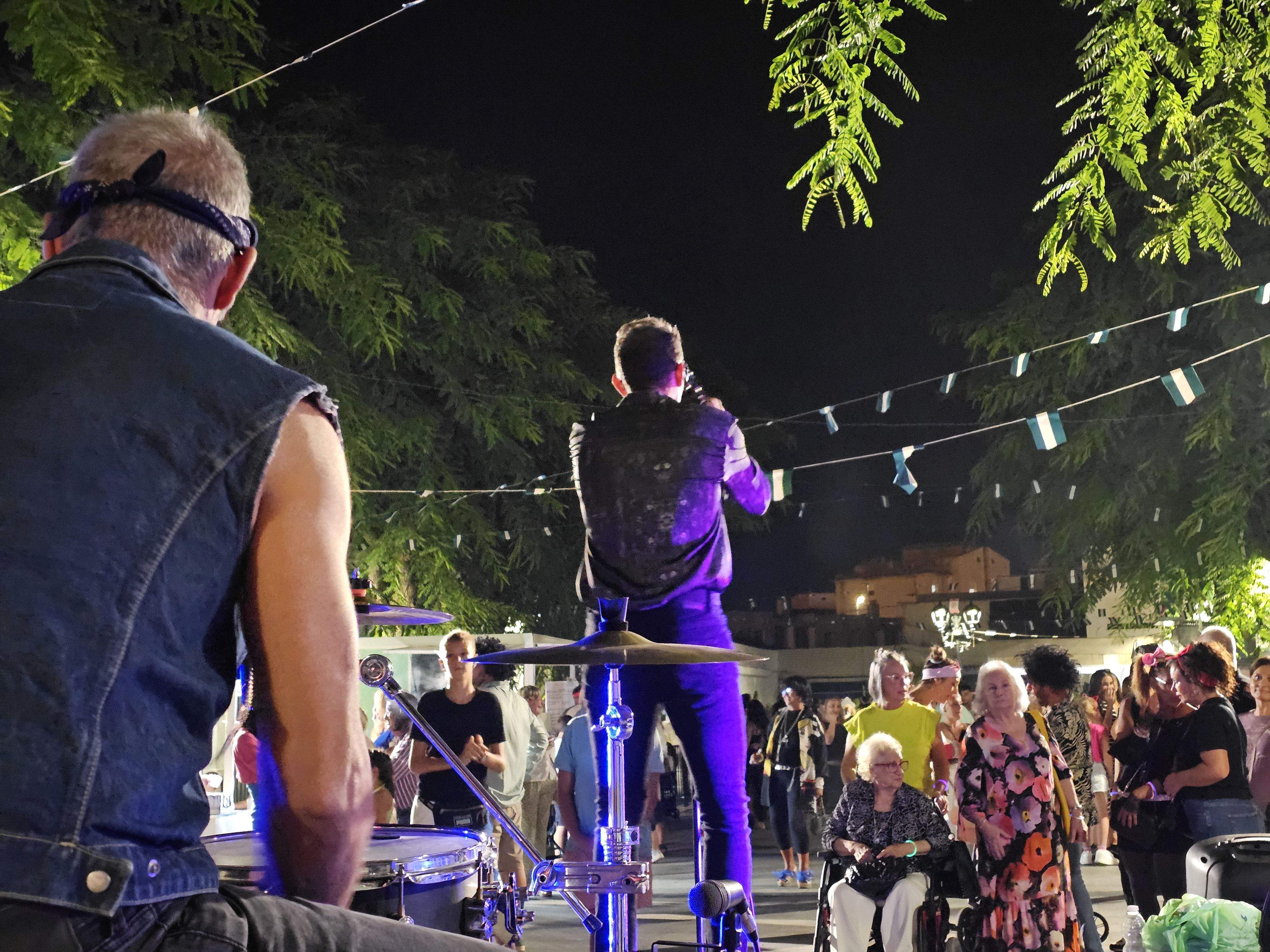 Puente Mayorga despide el verano con una fiesta retro muy animada.
