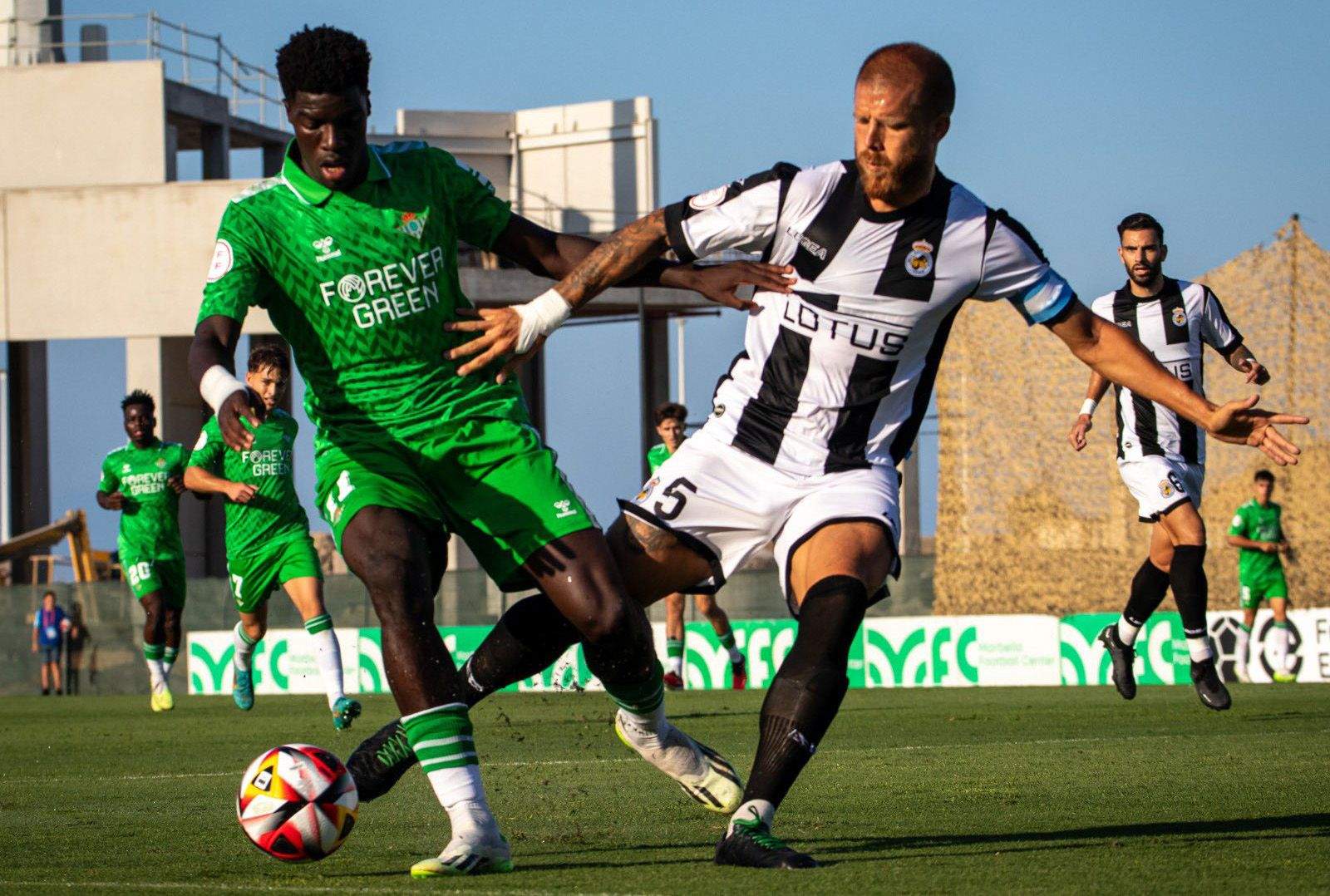 Morcillo pugna por el esférico con el bético Mawuli en un lance del encuentro/Foto: RBetisCantera