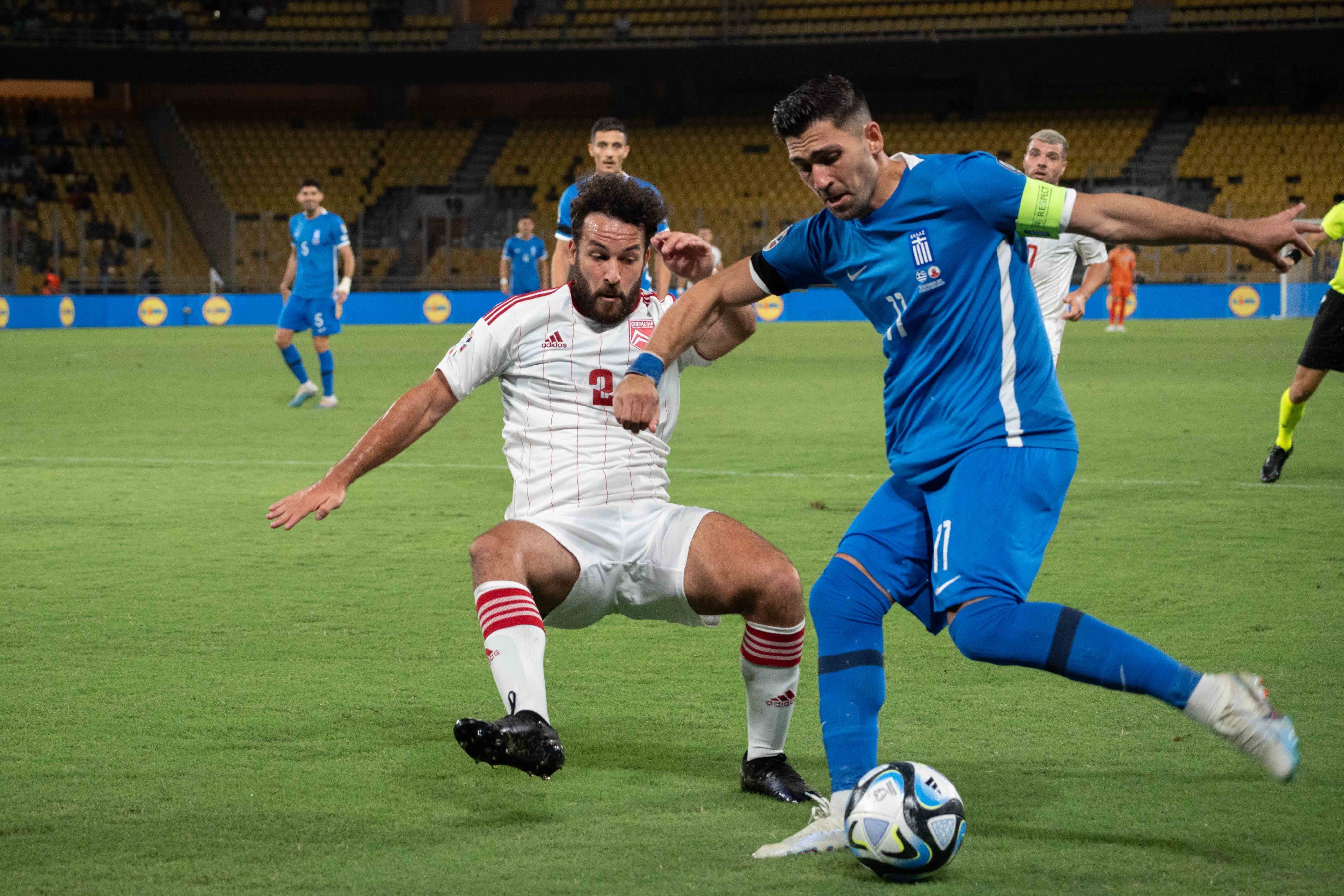 Ethan Jolley se lanza por el balón ante Tasos Bakasetas en un lance del Grecia-Gibraltar camino de la Eurocopa/Foto: Gibraltarfa