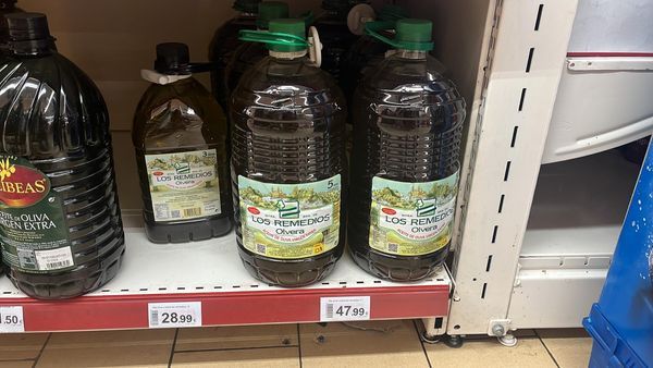 Garrafas de aceite de oliva en un supermercado de Algeciras.