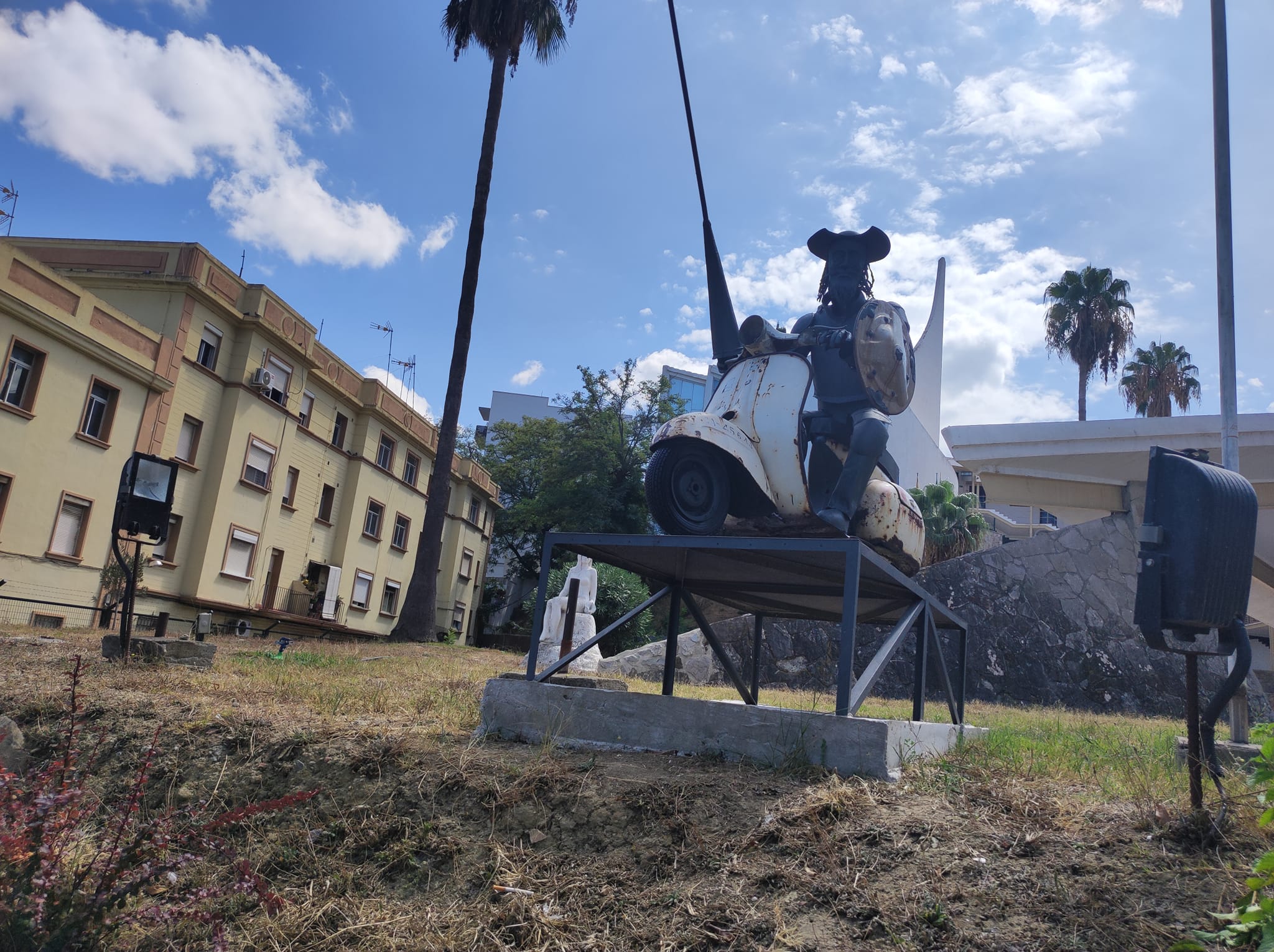 Un rehabilitado Quijote vuelve a cabalgar sobre su vespa en la Escuela de Artes de Algeciras