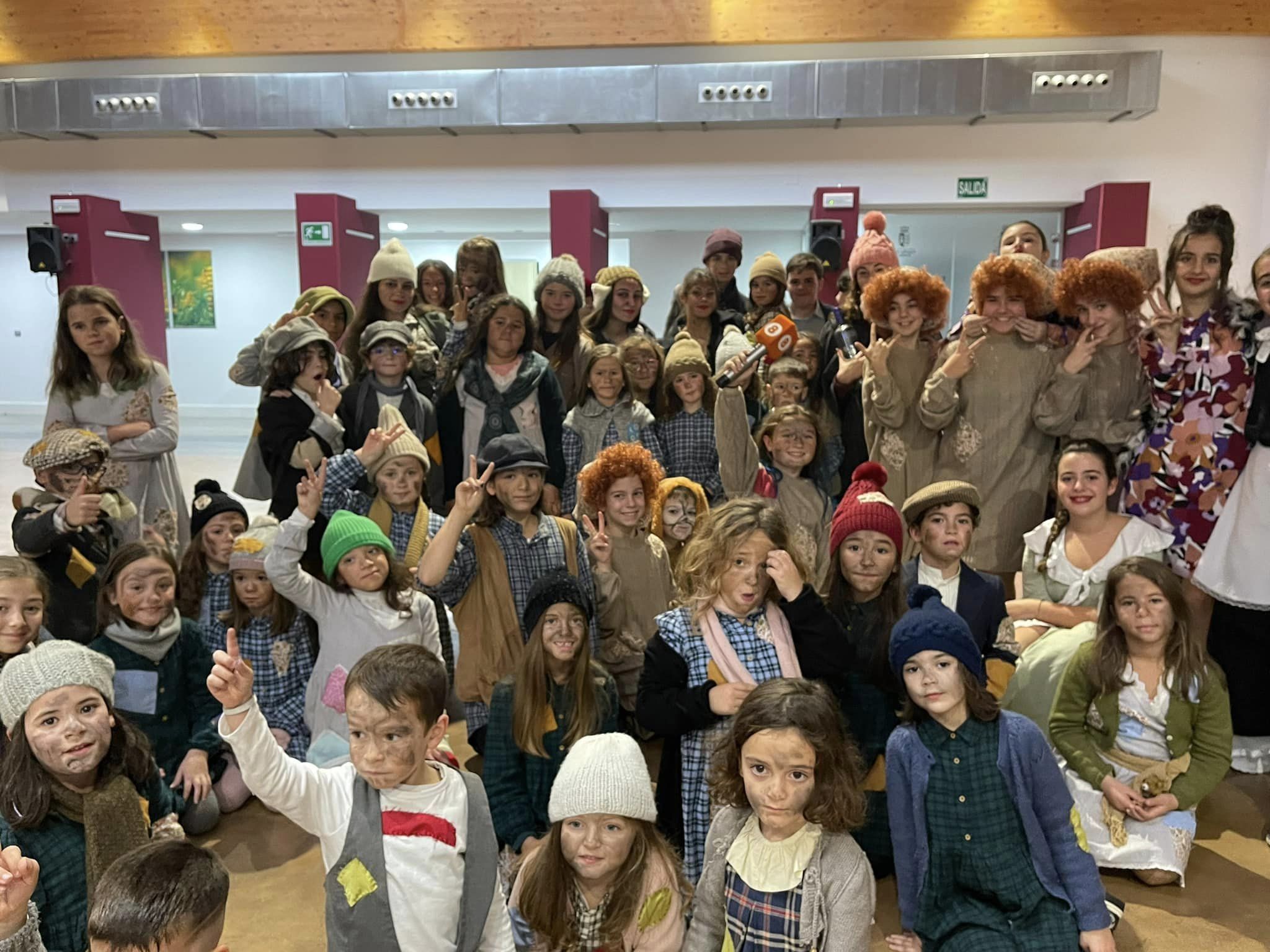 Miembros de la Escuela Municipal de Teatro de Castellar de la Frontera en una obra el año pasado. 