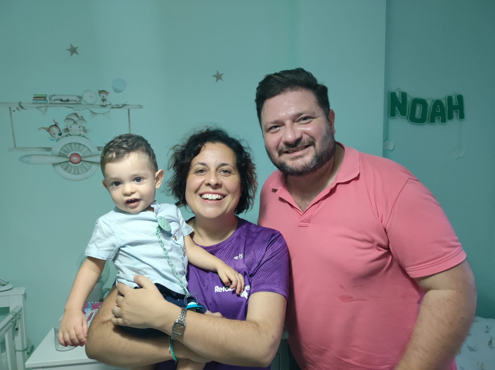 Los padres de Noah, un bebé de Algeciras con una enfermedad rara: "Solo queremos una oportunidad para él". En esta imagen, el pequeño Noah junto a sus padres, Juanlu y Vanesa.