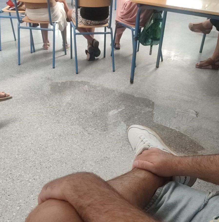 Agua en el suelo del CEIP Parque del Estrecho. El Ayuntamiento y la Junta trabajan para dar una solución a los problemas del CEIP 'Parque del Estrecho'