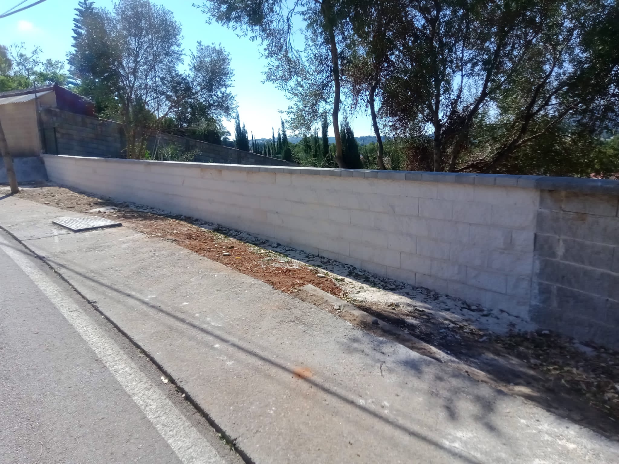 Reconstruido el muro de una parcela municipal en la zona de Mirador del Río.