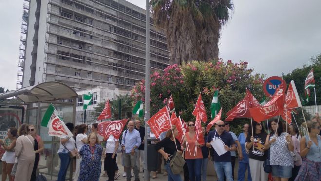 Trabajadores y usuarios a las puertas del asilo. Trabajadores y usuarios a las puertas del asilo.
