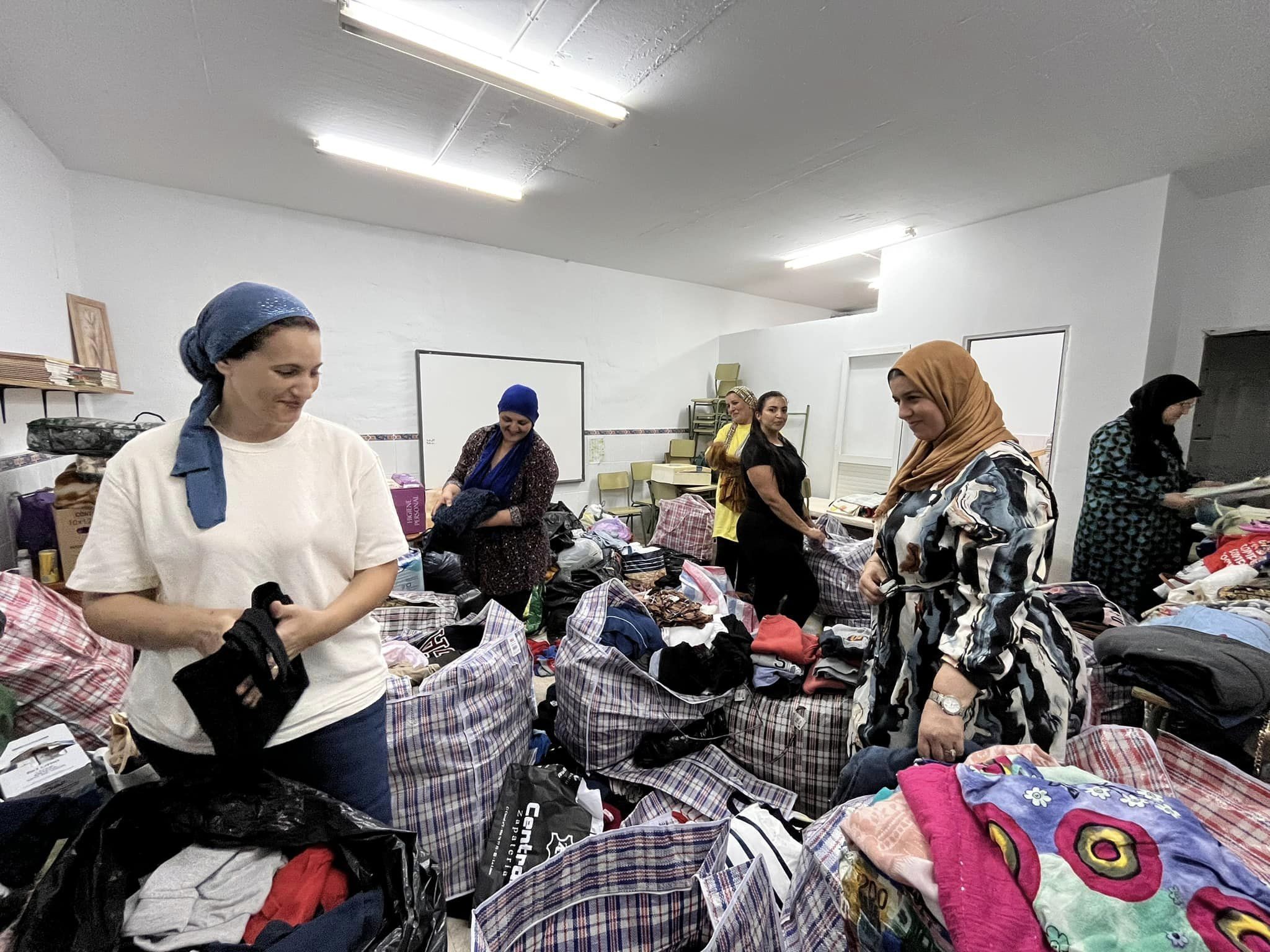 Mujeres de El Saladillo, entre bolsas cargadas de material donado. Foto: Francis Mena. 