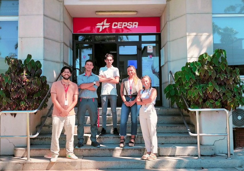 Jóvenes universitarios de Huelva y el Campo de Gibraltar que han completado sus estudios con prácticas de verano en instalaciones de Cepsa en Andalucía. 