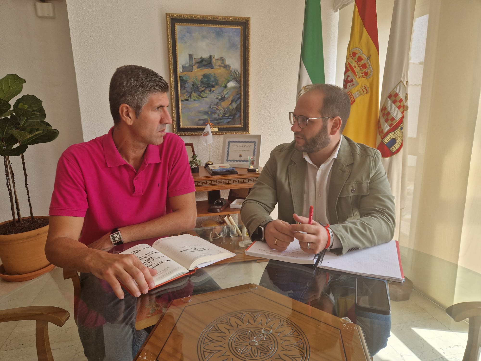 El alcalde de Castellar de la Frontera, Adrián Vaca, y el Teniente Alcalde y Concejal Delegado de Seguridad y Protección Civil, Raúl Egeda. Castellar abre una nueva convocatoria para formar parte del Cuerpo de Protección Civil