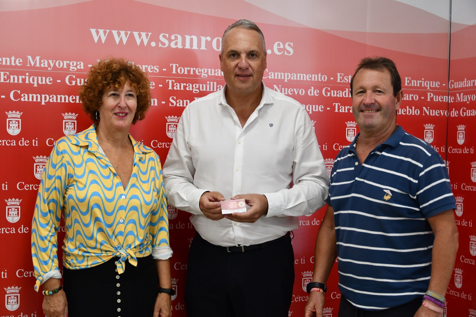 La directiva María Ángeles Córdoba, Juan Carlos Ruiz Boix -con el carné de abonado del CD San Roque 23/24, y el vicepresidente de la entidad, Alfonso Collado
