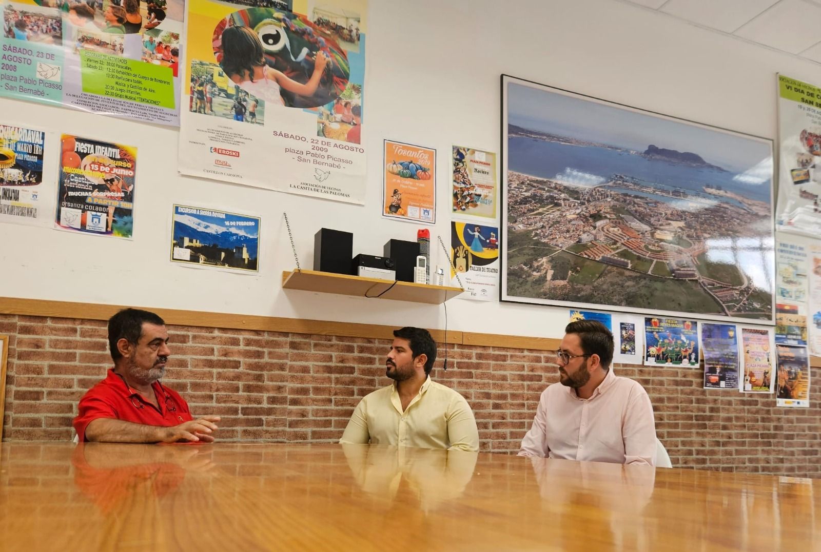 El equipo de gobierno escucha las demandas de los vecinos de San Bernabé.