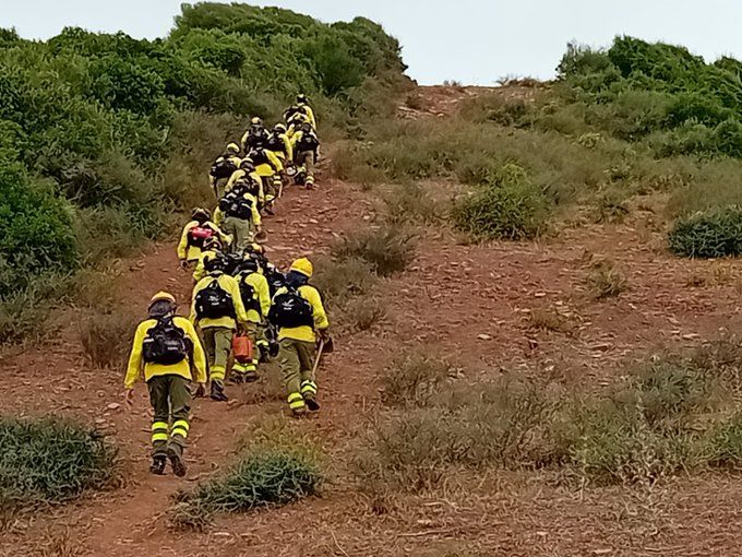 Bomberos del Infoca de Huelva y Málaga se suman a las labores de extinción del incendio de Algeciras
