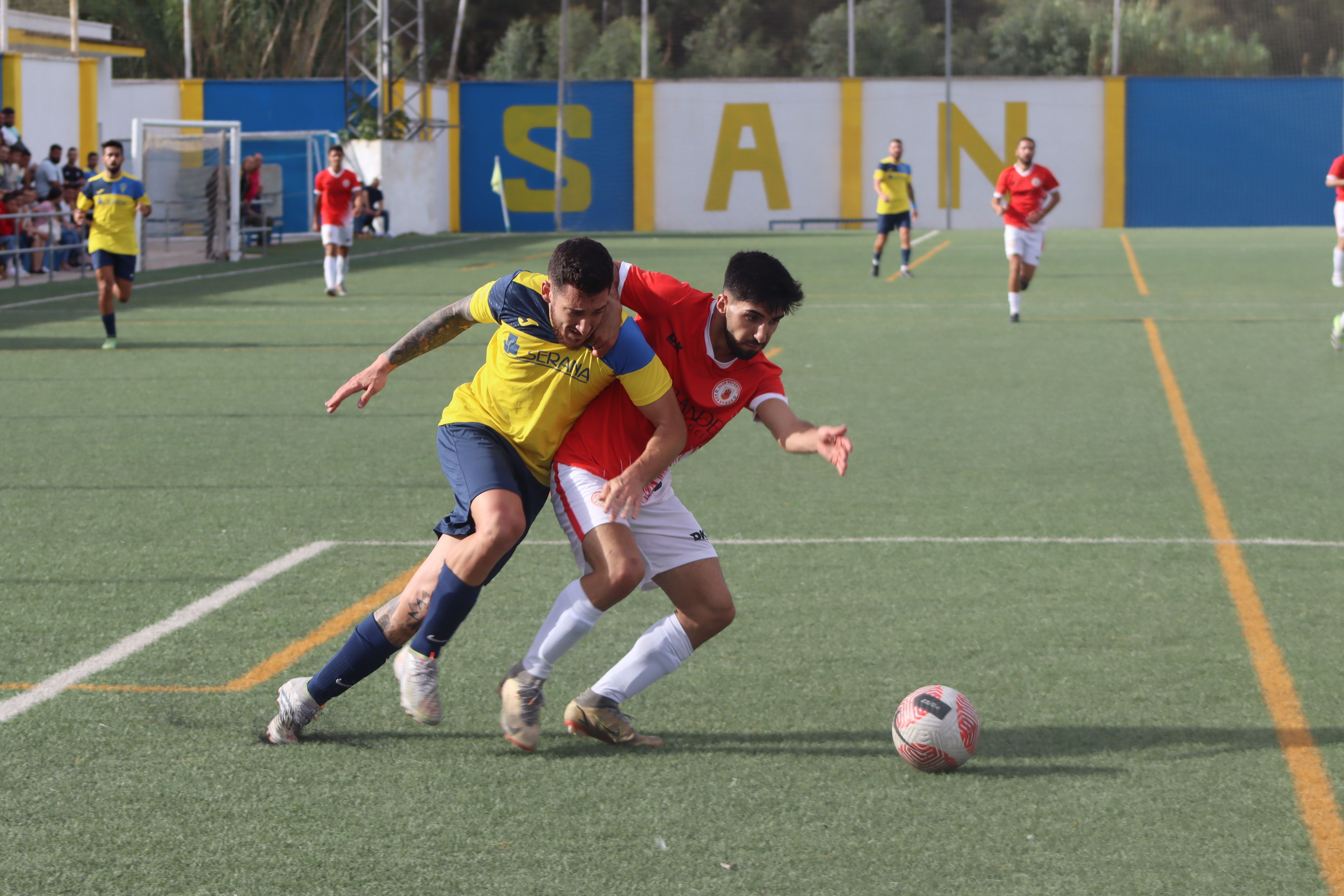 Adrián Del Águila y Manu Tamarit pugna por la pelota en un lance del derbi entre CD San Bernardo y CD San Roque/Foto: Axel S.C.