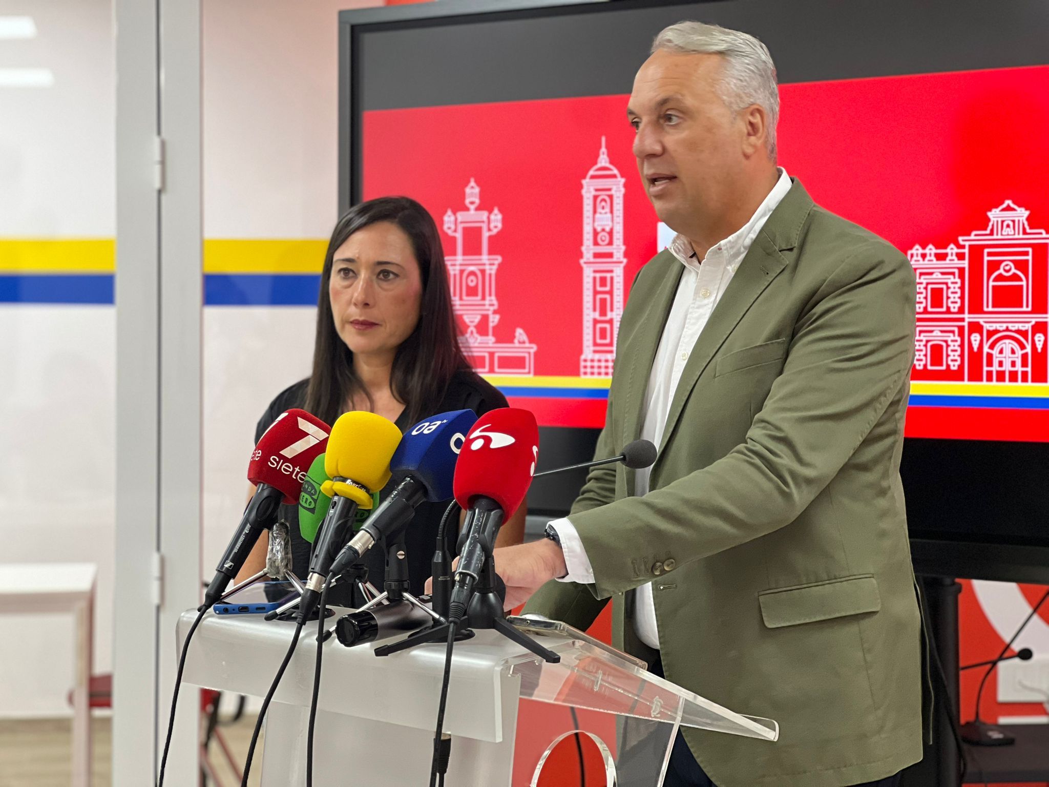 El secretario general del PSOE de Cádiz, Juan Carlos Ruiz Boix, y la secretaria general del PSOE de Algeciras, Rocío Arrabal, en la rueda de prensa de hoy. 