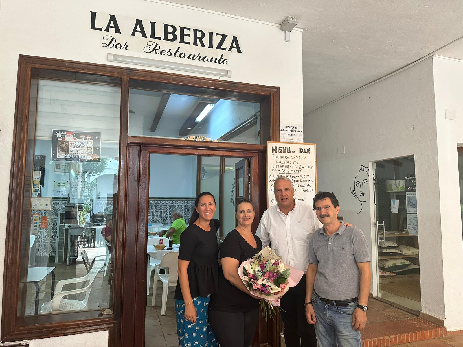 Los propietarios de La Alberiza, José María Larios y Genoveva, junto con el Alcalde de San Roque, Juan Carlos Ruiz Boix. 