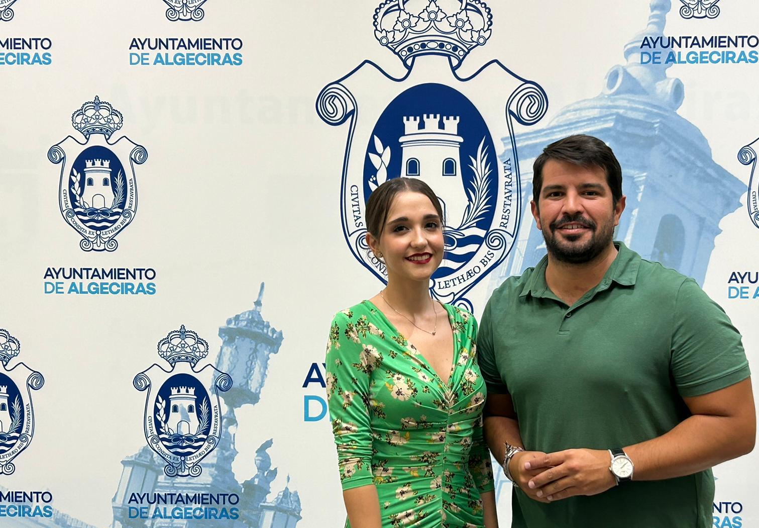 El teniente de alcalde delegado de Participación Ciudadana, Jorge Juliá, junto a la Bolera Especial 2023, Noelia Pérez Arias. 