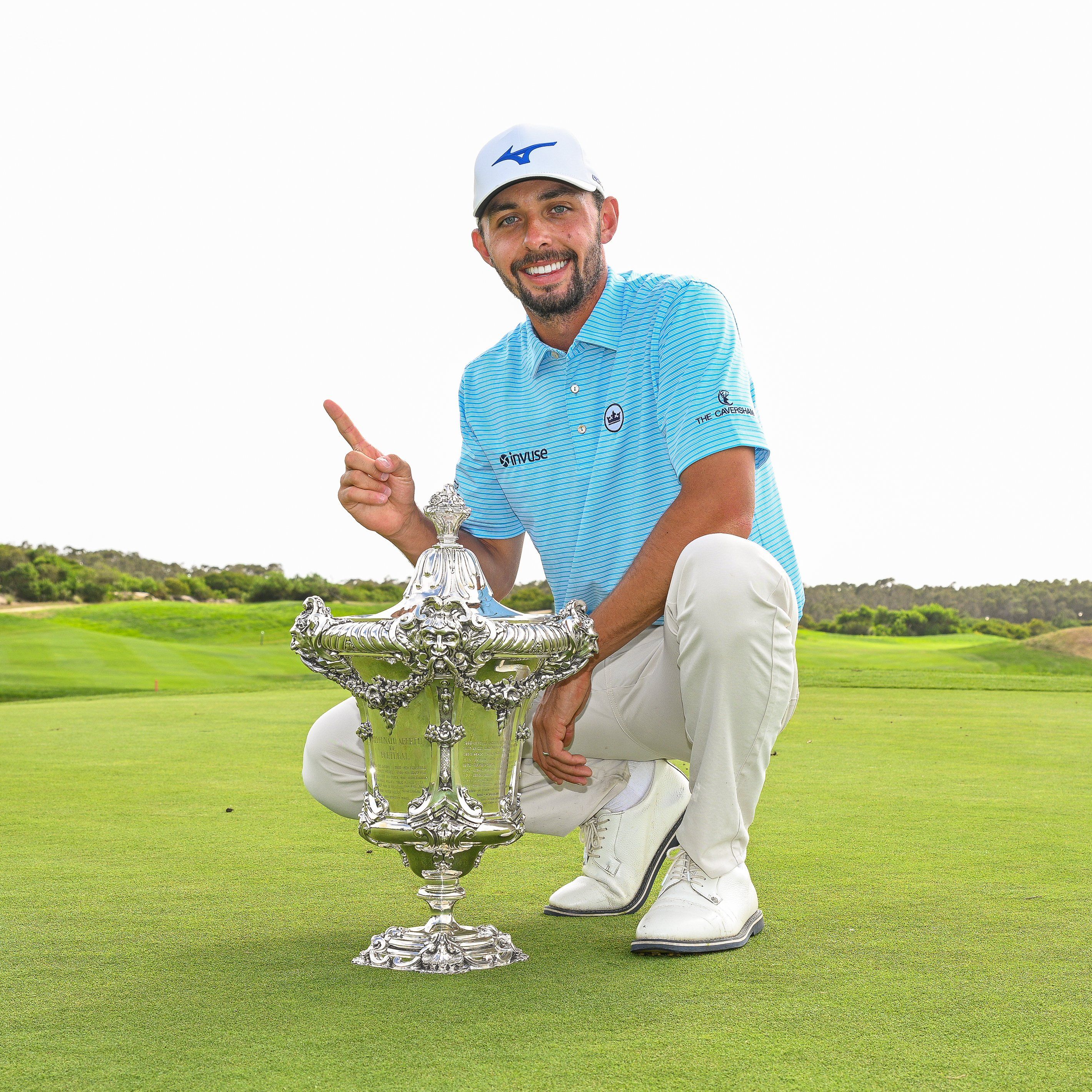El inglés Marco Penge posa con el título del Open de Portugal