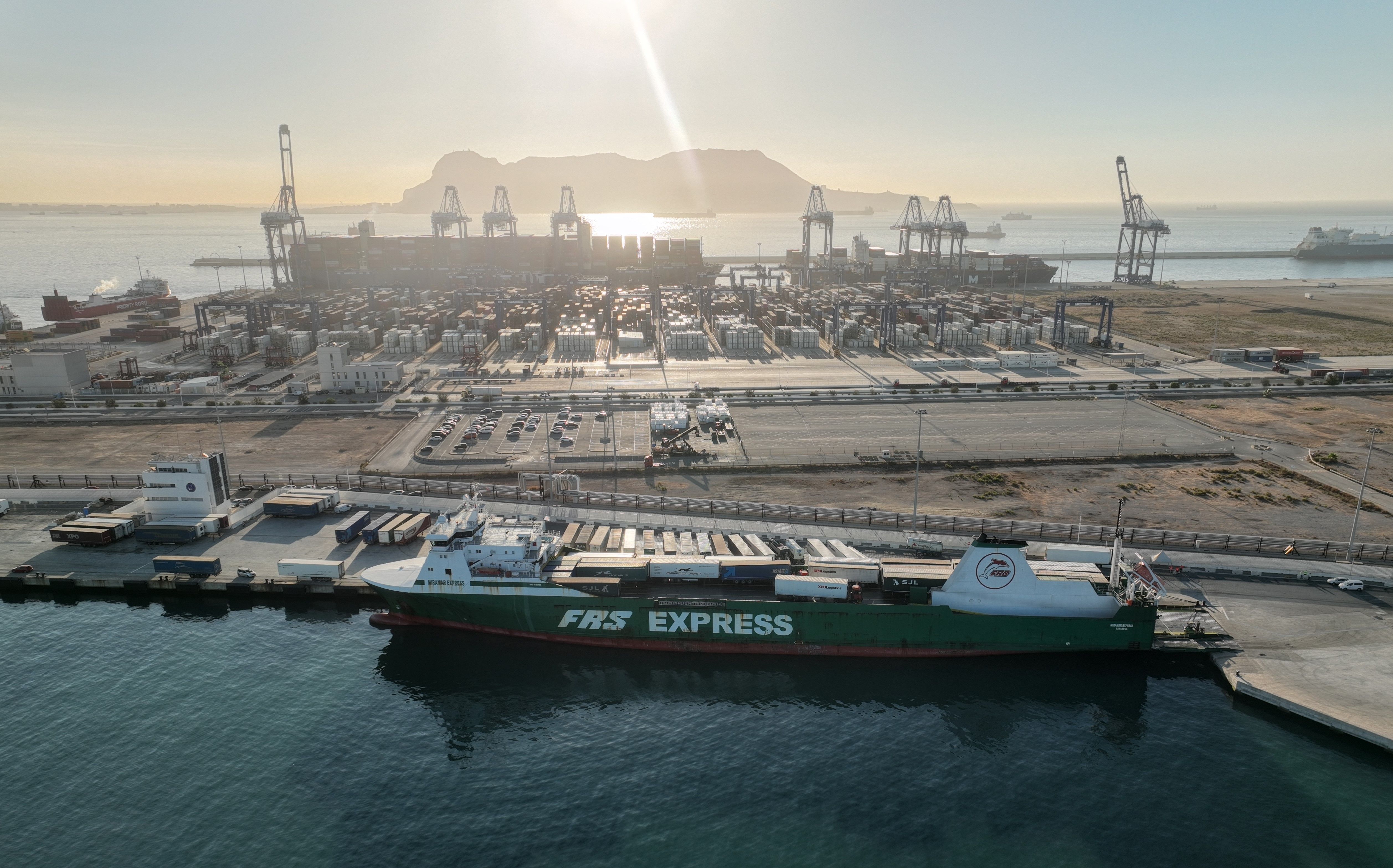 El puerto consolida el tráfico de contenedores gracias a los nuevos servicios directos desde Algeciras.Muelle Príncipe Felipe y TTIA.