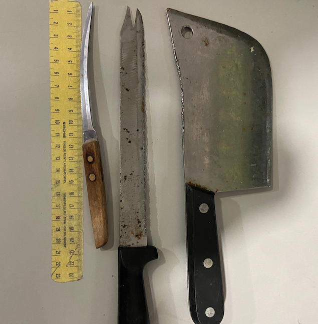 Detenido un hombre en San Roque por amenazar a los viandantes con cuchillos de grandes dimensiones.