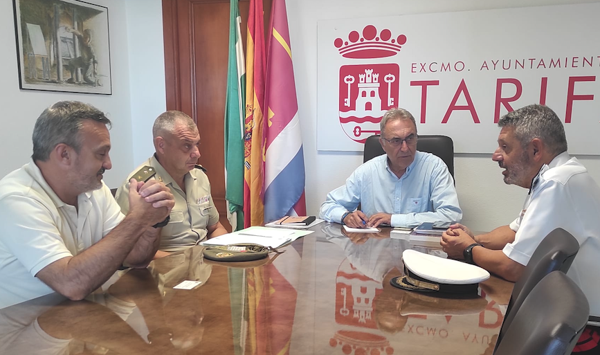El Ayuntamiento de Tarifa y el Ministerio de Defensa revisan las zonas de afectación militar 