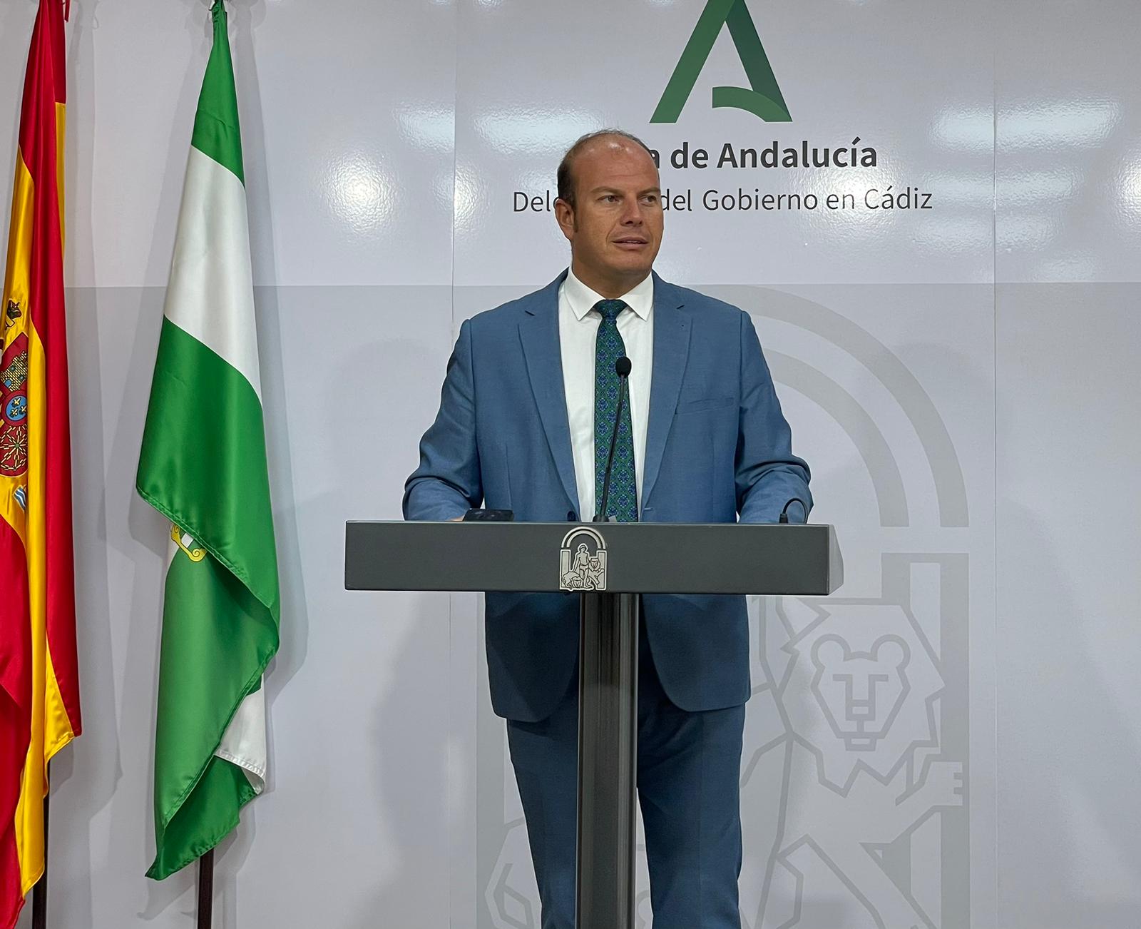 El delegado territorial de Sostenibilidad, Medio Ambiente y Economía Azul, Oscar Curtido, en una rueda de prensa. La Junta destaca los 7,8 millones invertidos en 2022 a proyectos de tratamiento de residuos en Cádiz 