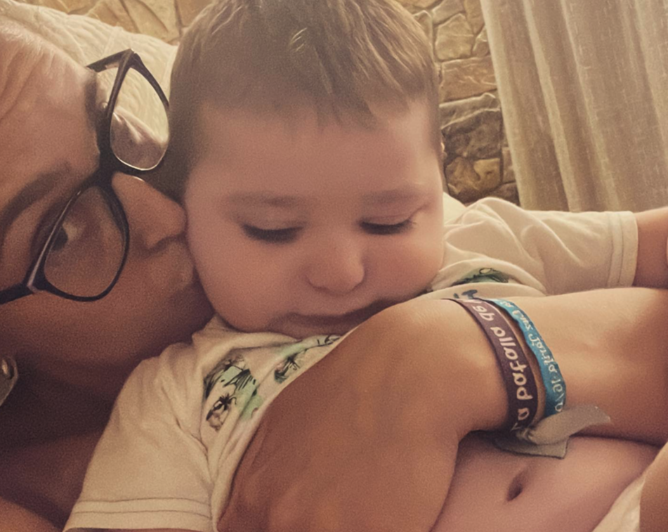 La batalla del pequeño Karim, un bebé de Tarifa con miles de crisis epilépticas diarias. En esta imagen, Karim y su madre. 