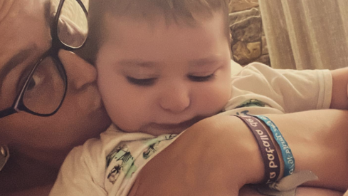 La batalla del pequeño Karim, un bebé de Tarifa con miles de crisis epilépticas diarias. En esta imagen, Karim y su madre. 