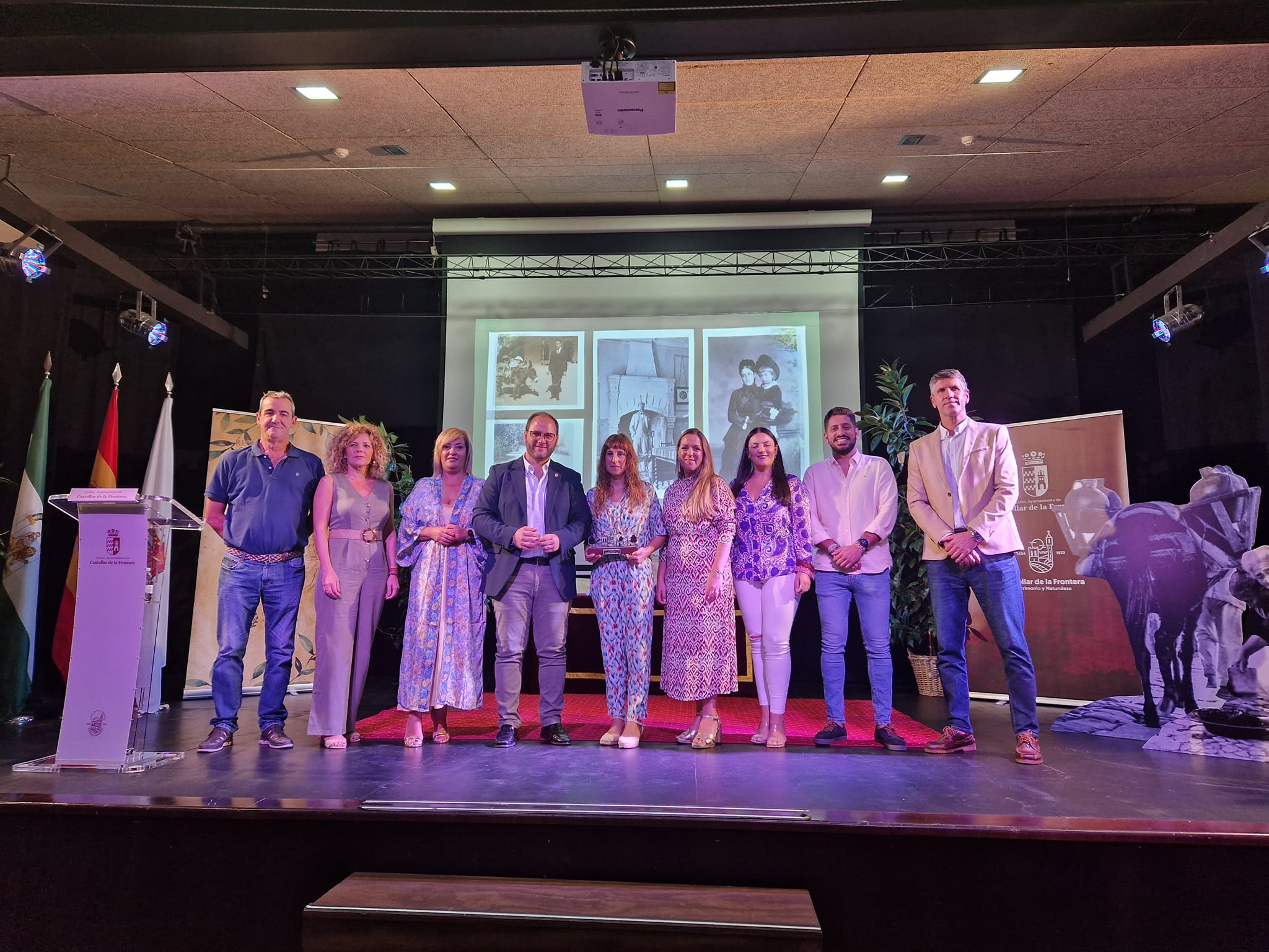 El Teatro Andalucía se llena de historia en la presentación del libro 'Recuerdos de la Almoraima'
