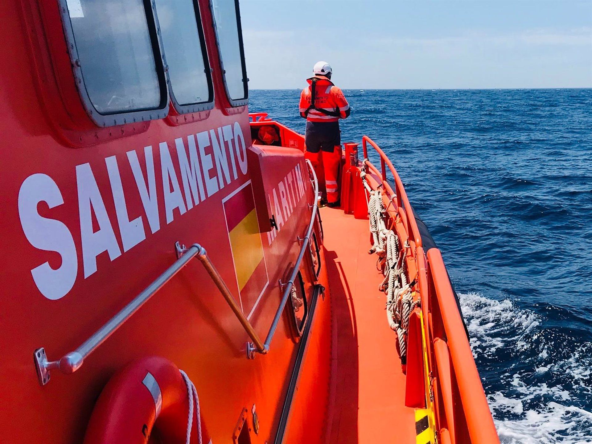 Rescatados nueve migrantes, uno de ellos menor de edad, a tres millas de Punta Europa.