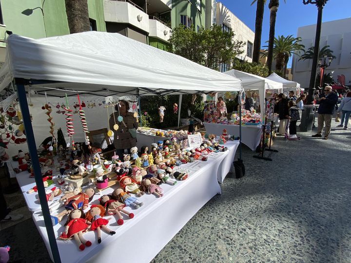 Imagen de un puesto artesano en un mercadillo de la Plaza Fariñas. Imagen de archivo. 