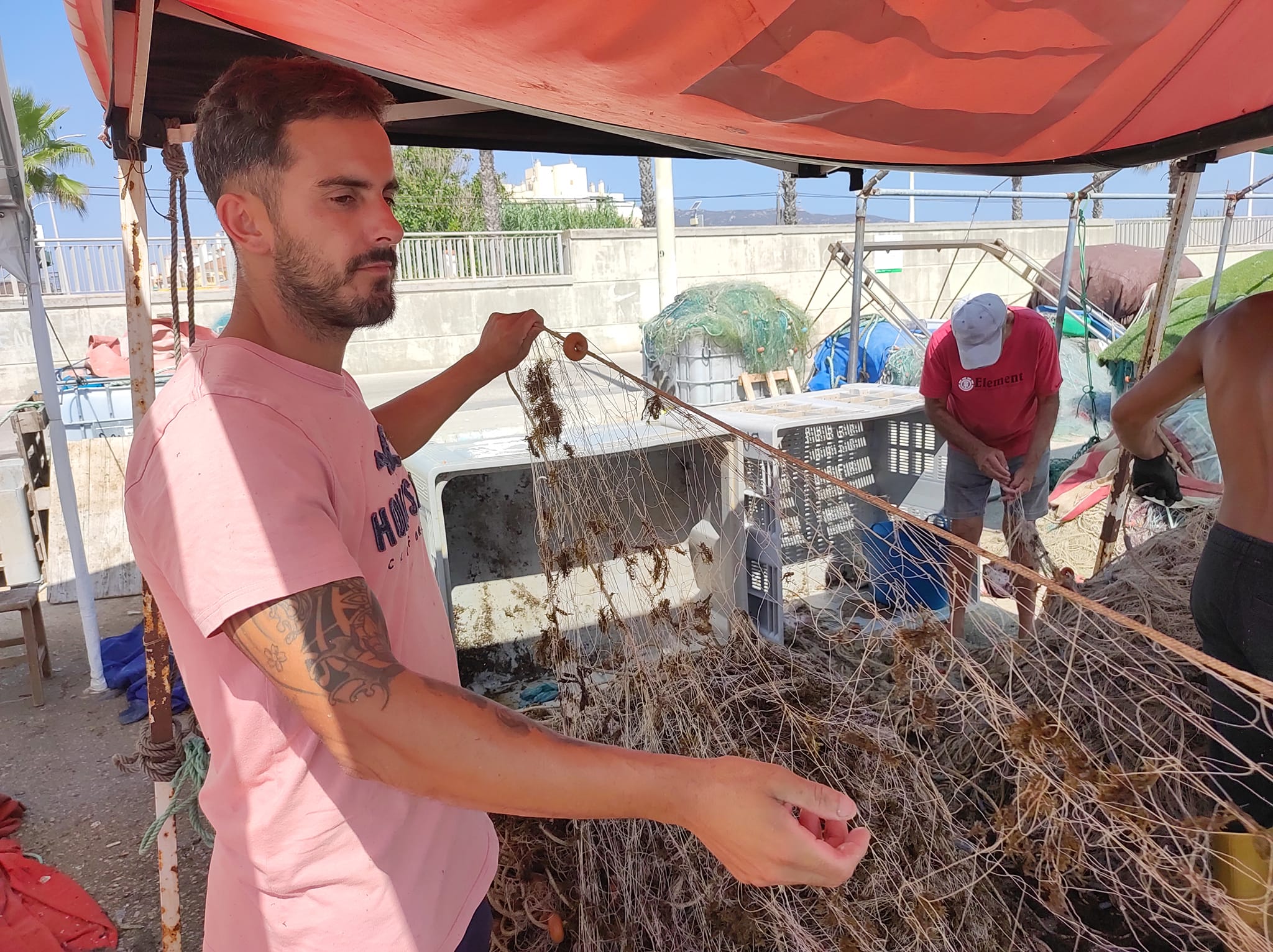 El pescador linense imputado por Gibraltar: "Vengo asustado a trabajar, todo sigue igual". En esta imagen, Jonathan Sánchez, en el puerto de La Atunara. Foto: S.D. / 8Directo.
