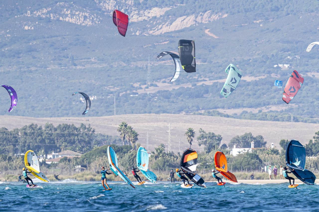 Tarifa se prepara para dos fines de semana decisivos para la Wing Foil Race y Fórmula Kite